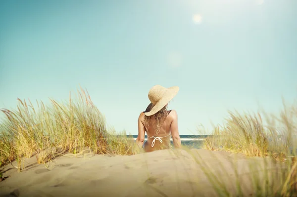 Mujer tomar el sol en la playa —  Fotos de Stock