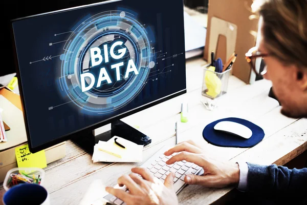 Hombre de negocios con big data en monitor — Foto de Stock