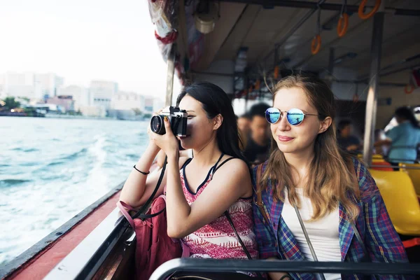 Ragazze visite turistiche in barca — Foto Stock