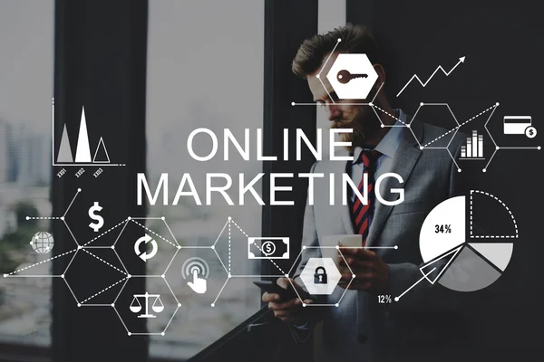 Uomo d'affari che lavora e marketing online — Foto Stock