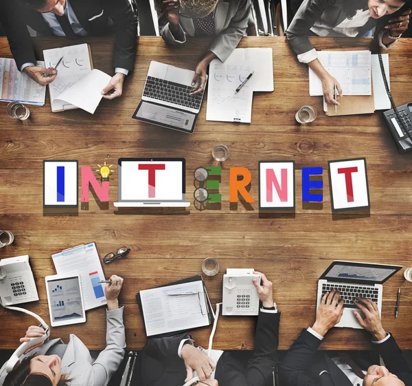 Επιχειρηματίες κατά συνεδρίαση και internet — Φωτογραφία Αρχείου