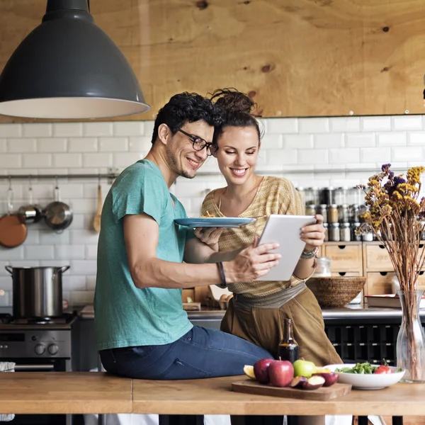 Casal comer espaguete — Fotografia de Stock