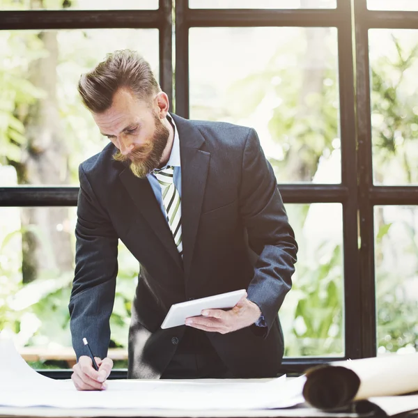 Uomo d'affari che lavora con tablet digitale — Foto Stock