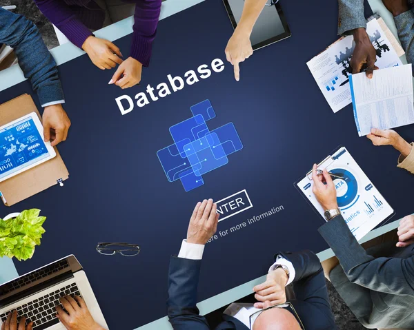 Mensen uit het bedrijfsleven werken met Database-Concept — Stockfoto