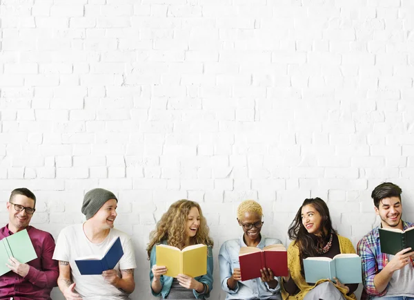 Diversiteit mensen met boeken — Stockfoto