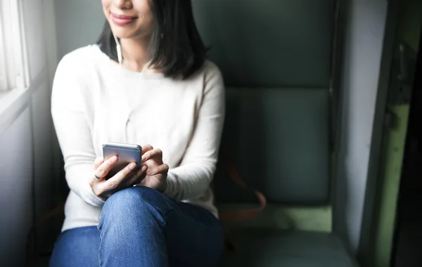 Femme voyageant avec Gadget numérique — Photo