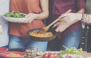 Mutfak pişirme arkadaşlar 