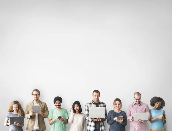 Menschen surfen auf digitalen Geräten — Stockfoto