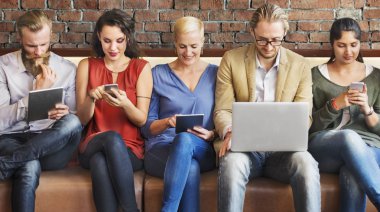 insanlar çeşitli dijital ile oturmak