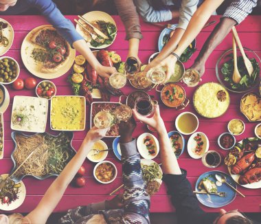 arkadaşlar büyük tablo için yemek