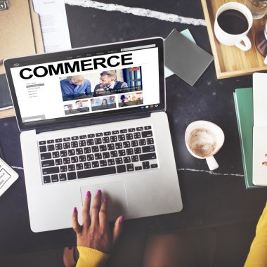 Dizüstü bilgisayarda yazan kadın klavyesi