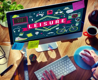 klavyede yazarak adam