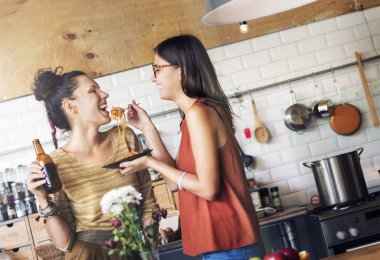 Mutfak pişirme arkadaşlar 