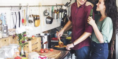 Çift birlikte yemek