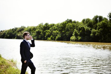 Açık havada Nehri yakınında, işadamı  