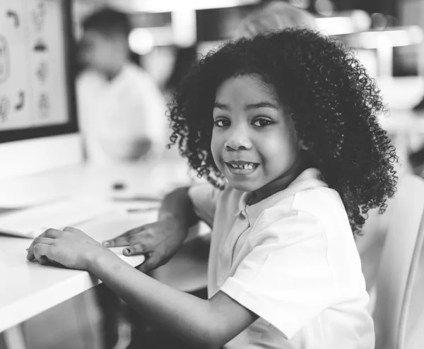 Menina bonito usando computador — Fotografia de Stock