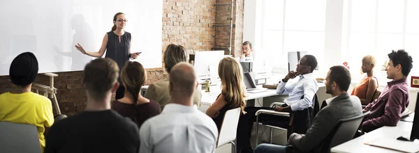 Uomini d'affari che lavorano in ufficio — Foto Stock