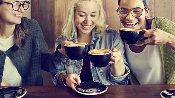 Amici che bevono caffè — Foto Stock