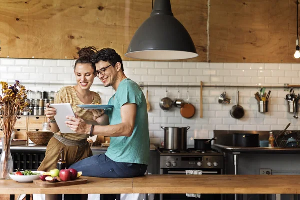 Pareja comiendo espaguetis —  Fotos de Stock