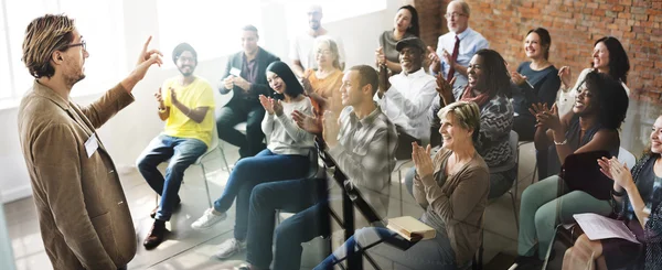 Diversiteit mensen tijdens vergadering — Stockfoto