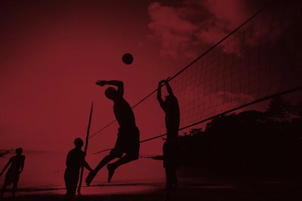 Menschen spielen Beachvolleyball — Stockfoto