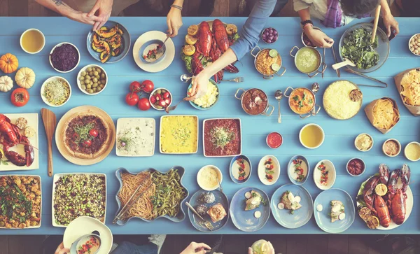 Amigos comiendo para la mesa grande —  Fotos de Stock