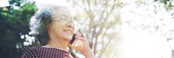 Mujer mayor con teléfono móvil —  Fotos de Stock