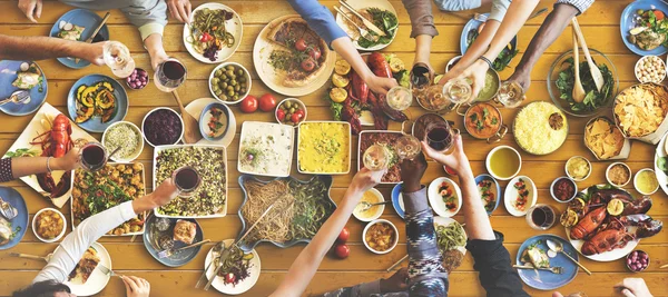 Amis manger pour grande table — Photo
