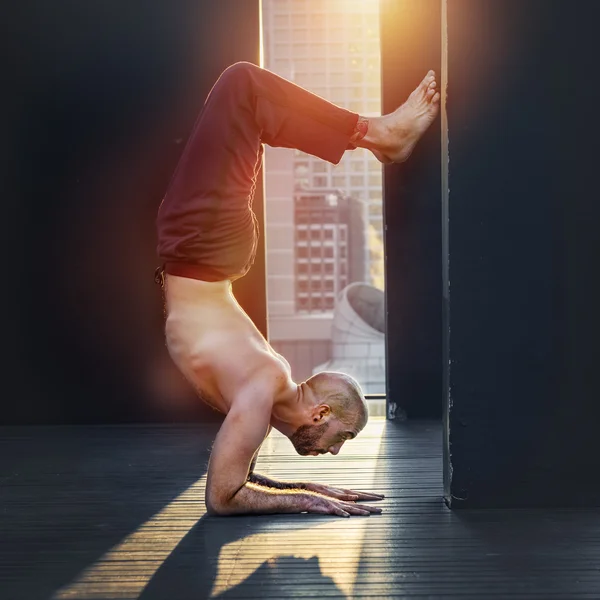Man tränar Pose Yoga — Stockfoto