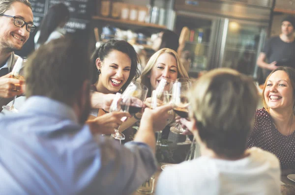 Menschen jubeln mit Brille — Stockfoto