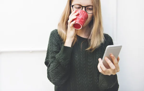 Frau mit Handy — Stockfoto