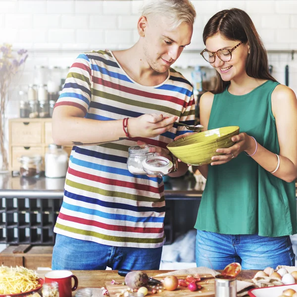 Couple cuisine ensemble — Photo