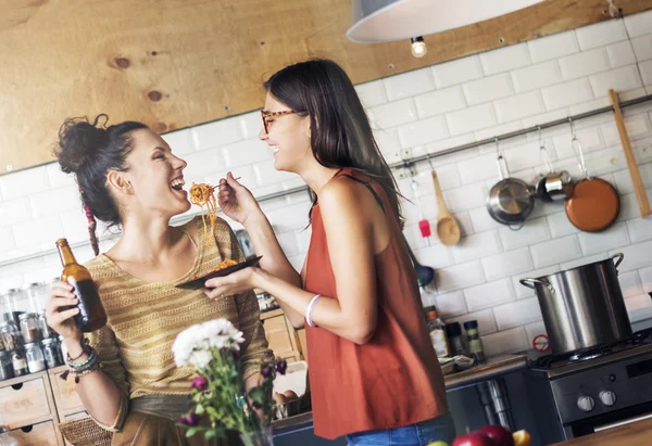 Mutfak pişirme arkadaşlar 