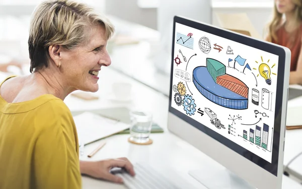 Woman using computerat her work place — Stock Photo, Image