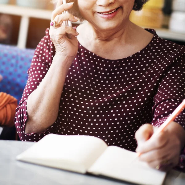 Mujer mayor hablando por teléfono móvil —  Fotos de Stock