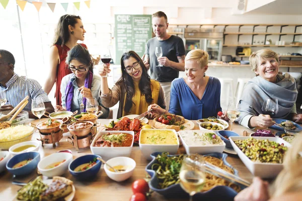 Persone che si godono il cibo — Foto Stock