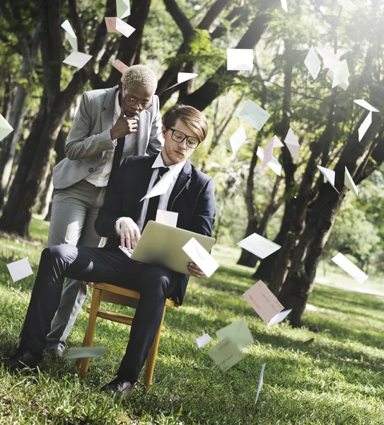 Empresario y Empresario al aire libre — Foto de Stock