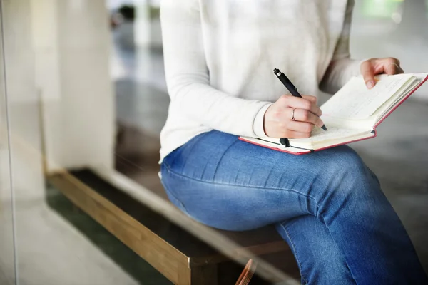 Aziatische vrouw met laptop — Stockfoto