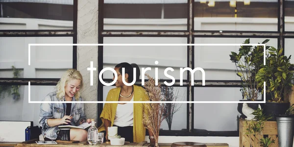 Женщин, сидящих рядом кафе и туризма — стоковое фото