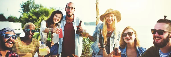 Amis heureux s'amusent à l'été — Photo