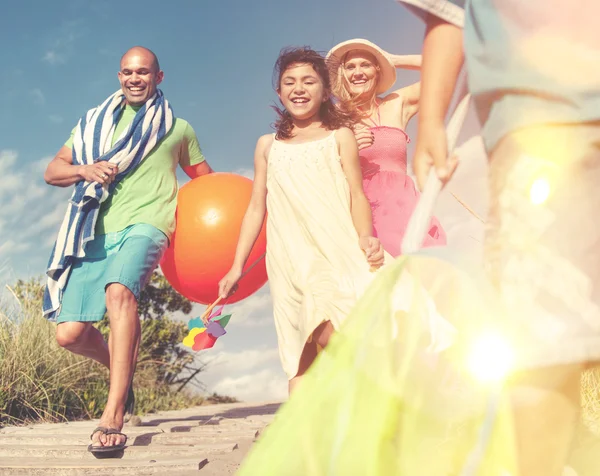 Bella famiglia andare in spiaggia — Foto Stock