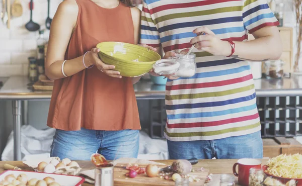 Casal juntos cozinhar — Fotografia de Stock