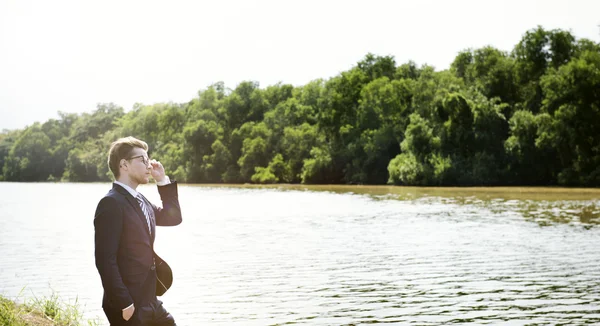 Uomo d'affari all'aperto vicino al fiume — Foto Stock