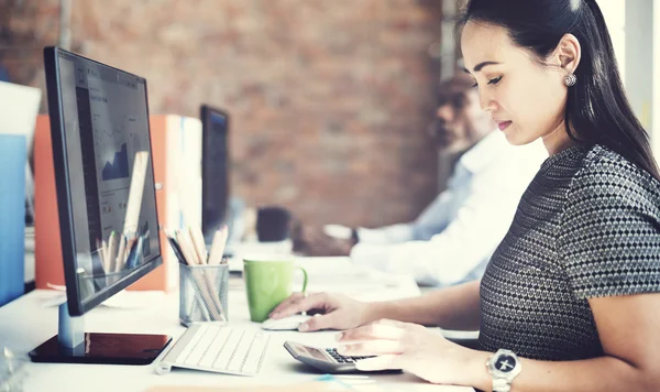 Les gens d'affaires travaillant dans le bureau — Photo