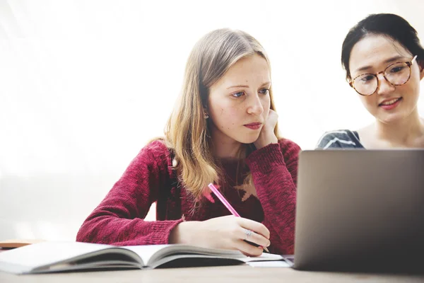 Studium im Internet-Konzept — Stockfoto