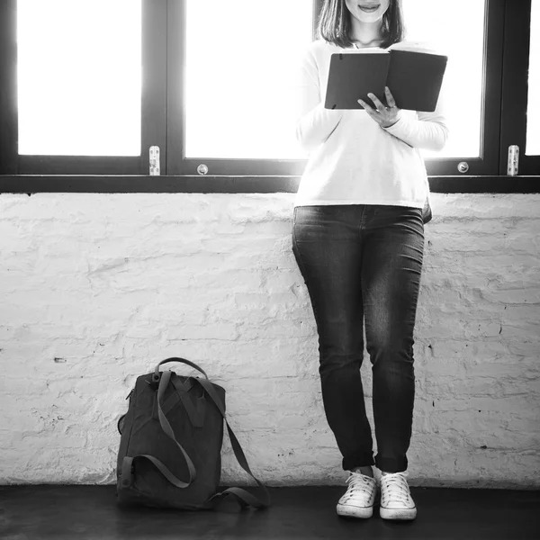 Mujer asiática con cuaderno — Foto de Stock