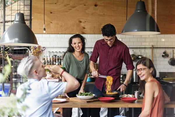 Arkadaşlar mutluluk açık mutfak