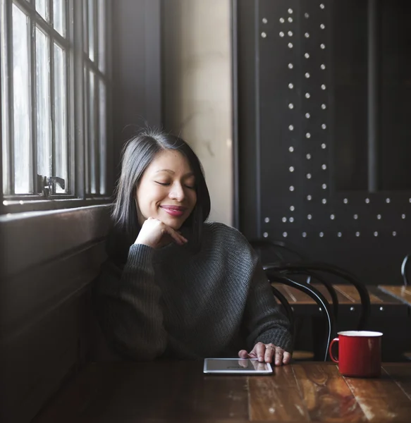 亚洲女人与数字设备 — 图库照片