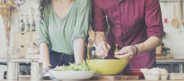 Çift birlikte yemek