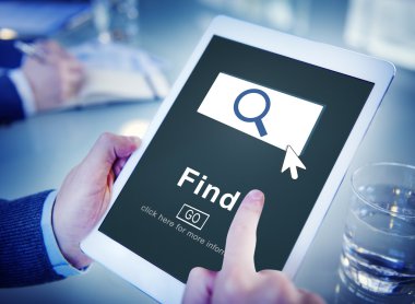 Tablet kullanan adam  